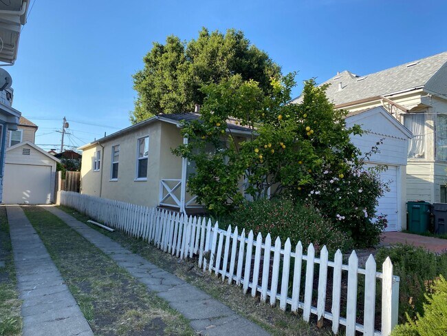 Building Photo - 2 Bedroom 1 Bath House in Oakland --