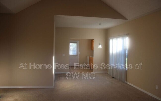 Building Photo - 305 Excalibur Ct