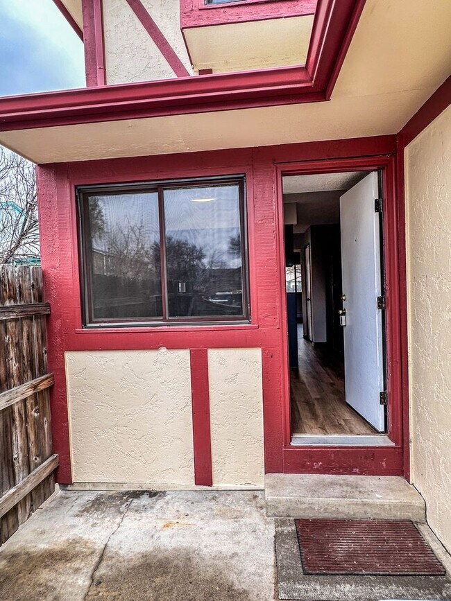 Foto del edificio - Large Updated 3-Bed 2-Bath Townhome w/ Gar...