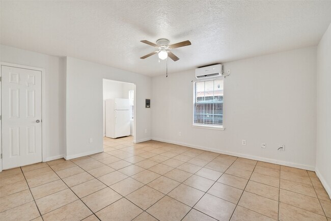 Foto del edificio - 7742 Park Pl Blvd