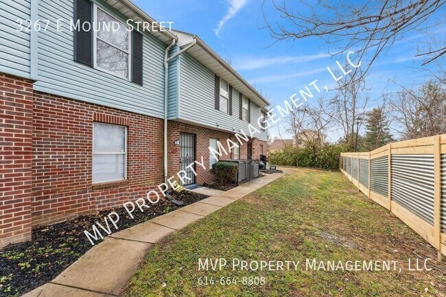 Foto del edificio - 2 bedroom 1.5 bath Townhome Available now!