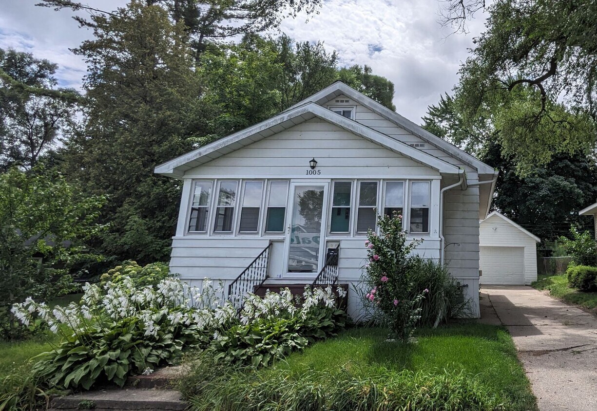 Primary Photo - 1005 W. Dale, 3 bedroom home with basement...