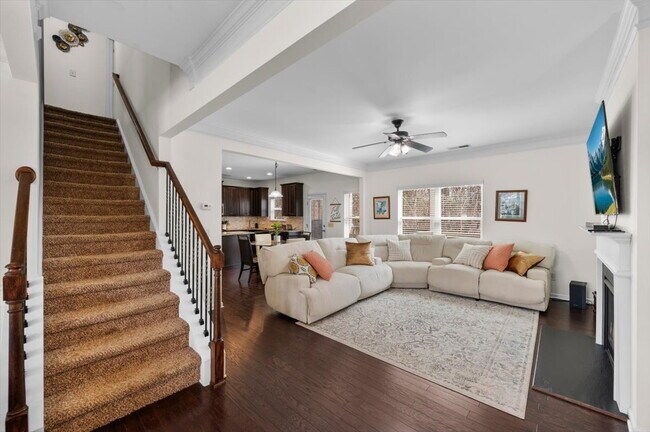Foto del edificio - Furnished or Unfurnished spacious two story traditional conveniently located and ready now!