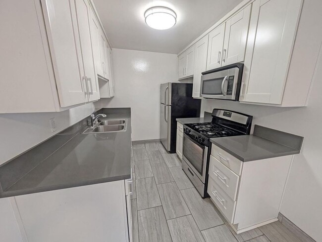 Building Photo - 6858 De Longpre Ave