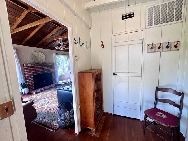 Foto del edificio - Idyllic Fully Furnished Cottage in Asilomar Dunes Available Monthly