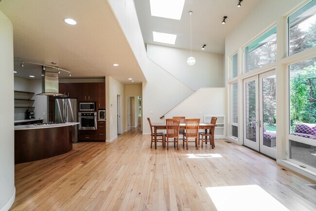 Foto del edificio - Brand New 4-Bedroom Home in Forest Park – ...