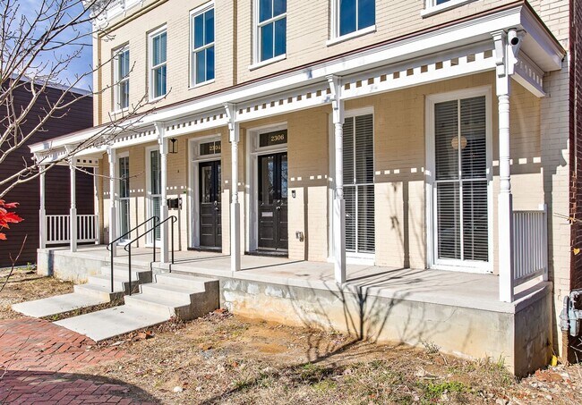 Building Photo - Newly Renovated Historic Church Hill Home