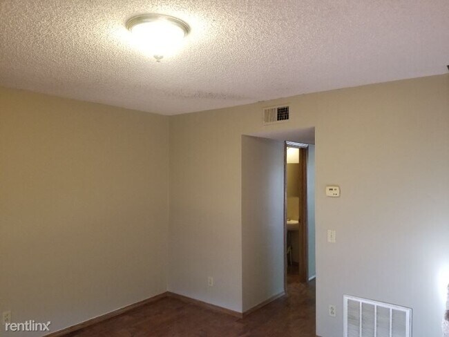 Foto del edificio - 2 br, 1.5 bath Townhome - 319 N. Madison