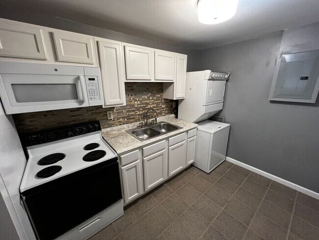 Building Photo - Large one bedroom house with central air.
