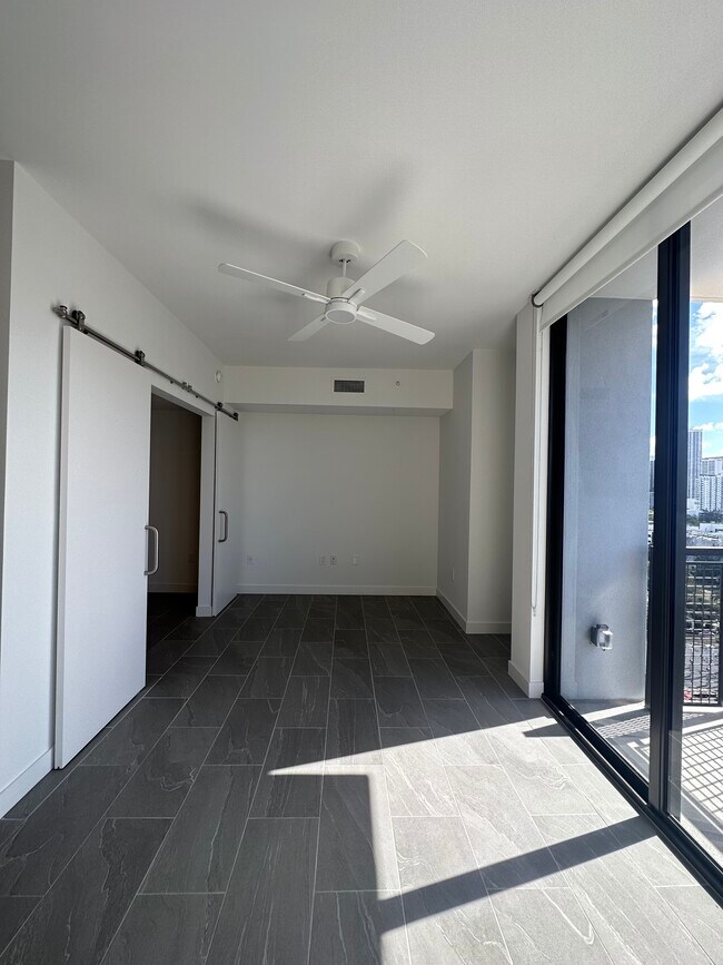 Foto del edificio - 120 NE 25th St