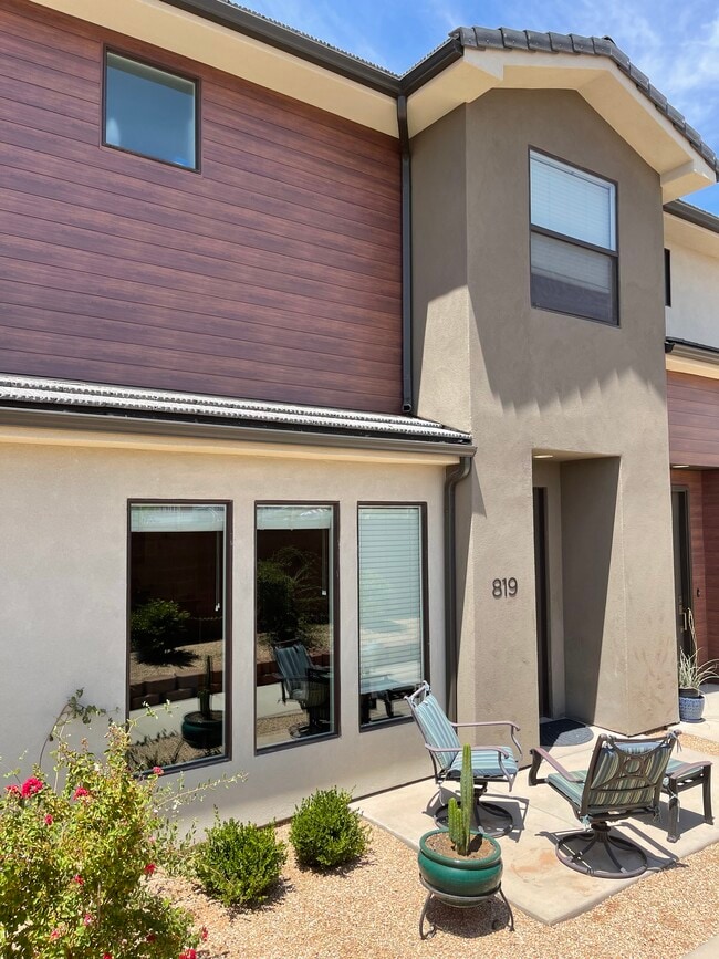 Building Photo - 819 S Black Alder Dr
