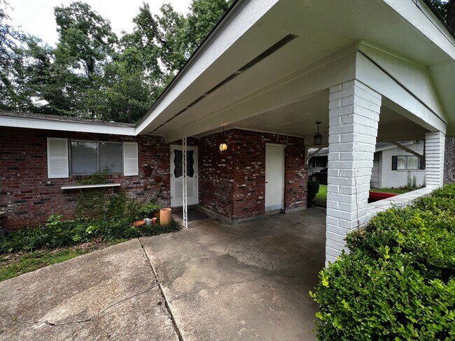 Foto del edificio - 3 Bedrooms, 1 Bathroom, Brick home , Carpo...