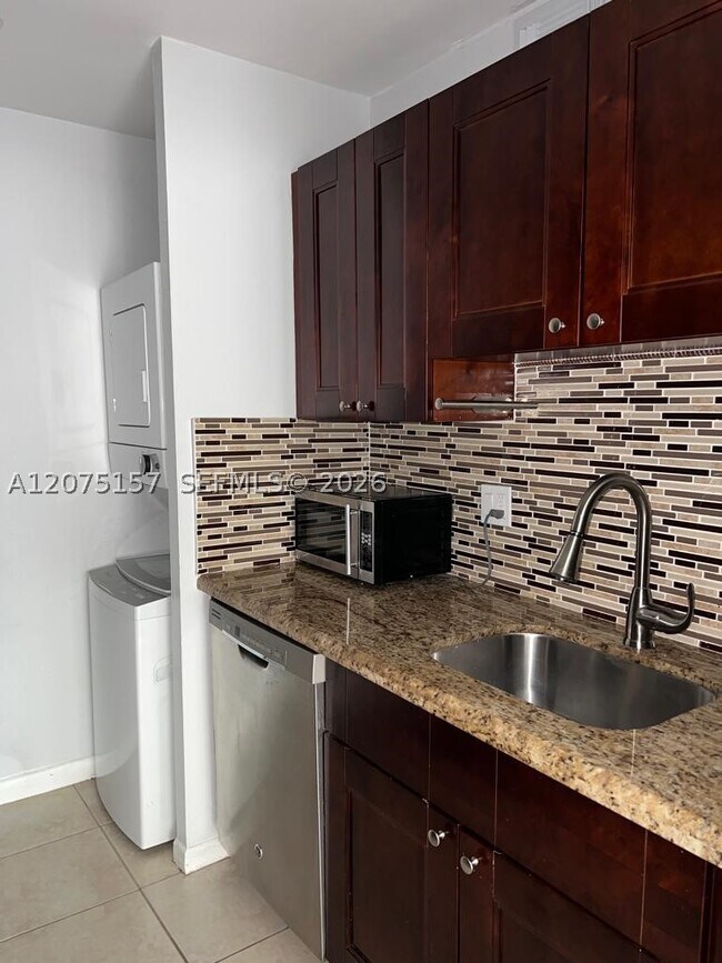 Foto del edificio - 10112 Twin Lakes Dr