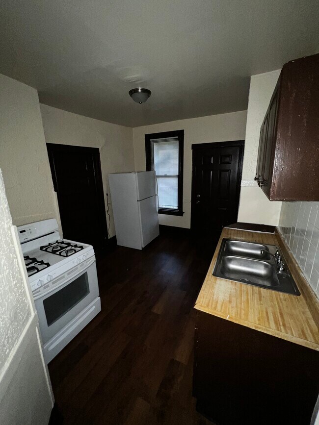 Building Photo - 1122 W 62nd St