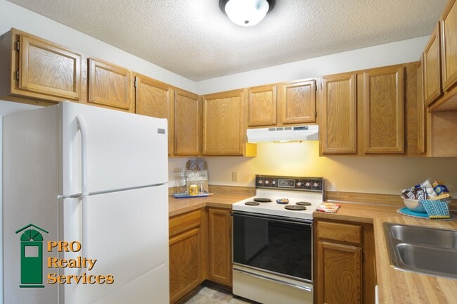Building Photo - 2 Bedroom Townhome in Oakdale
