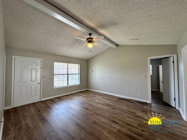 Foto del edificio - Newly Renovated 3 Bedroom with Oversized d...