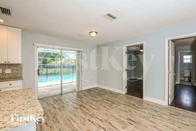 Building Photo - 713 Bianca Dr NE