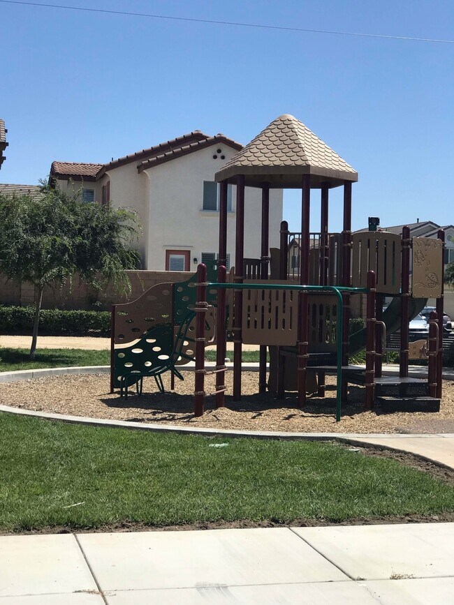 Building Photo - Beautiful Eastvale Newer Home