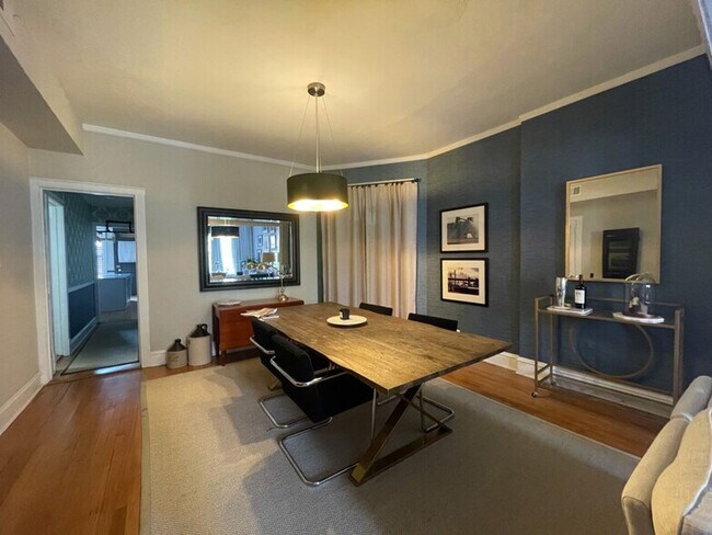 Building Photo - Amazing North Center 3 Bed / 1 Bath Unit Ready 4/2026! Hardwood Floors Throughout!