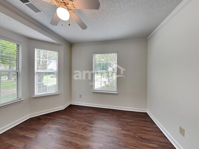 Foto del edificio - 3023 Laurelwood Dr