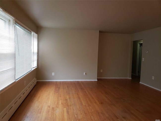 Building Photo - 11 Alyssum Ave