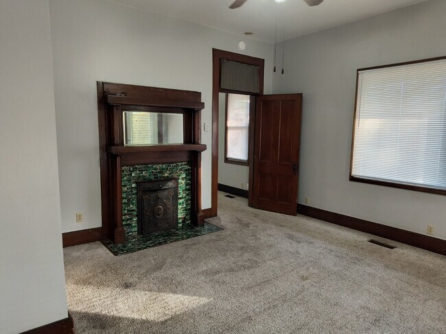 Foto del edificio - 2621 Mt Vernon Ave