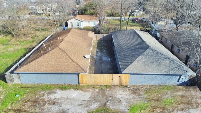 Building Photo - NICE 2 BEDROOM 1 BATH WITH 1600 SF