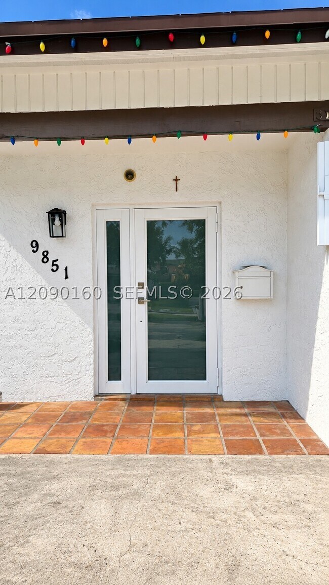 Building Photo - 9851 Martinique Dr