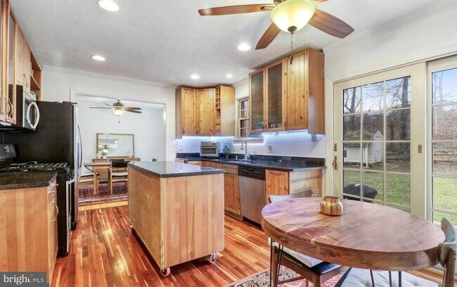 Foto del edificio - 5012 Gainsborough Dr