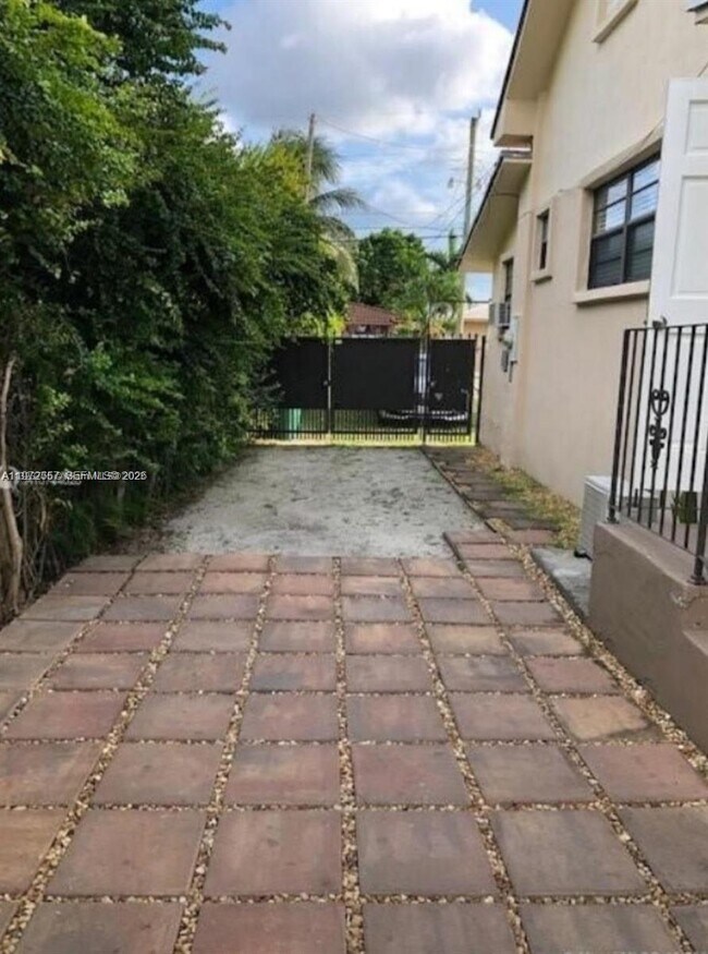 Foto del edificio - 6743 SW 15th St