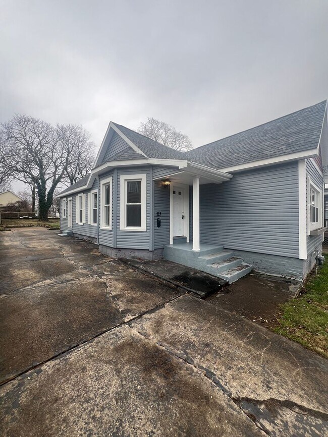 Building Photo - Large West Side 3 Bedroom House