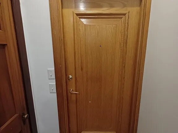 Puerta de entrada de roble macizo - 4137 Manchester Ave
