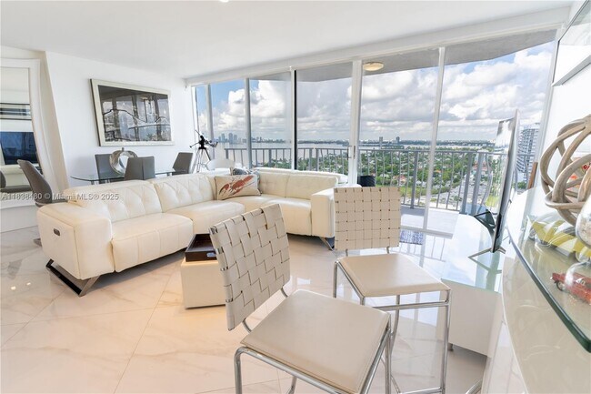 Foto del edificio - 7601 E Treasure Dr
