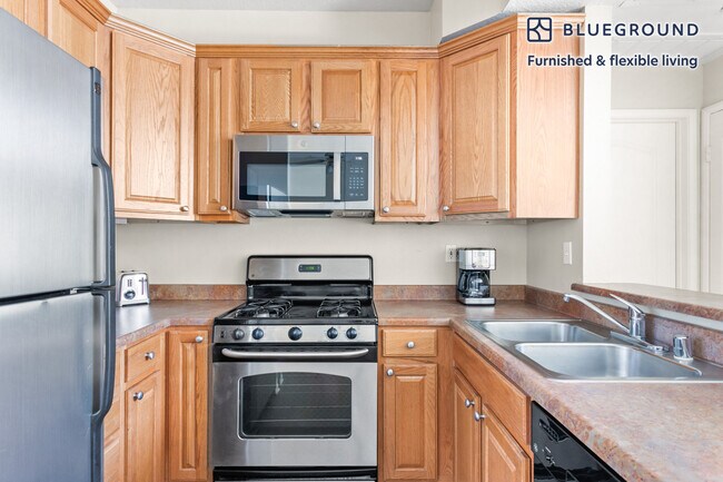 Building Photo - 5225 Blakeslee Ave