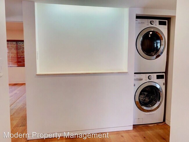Foto del edificio - 3 br, 3 bath House - 15439 Vose St