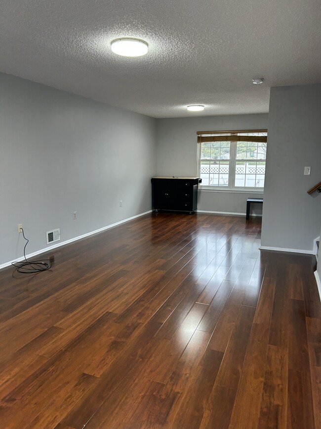 Building Photo - 305 Reading Cir
