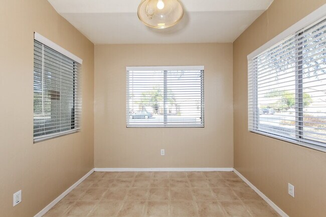 Foto del edificio - 16259 W Lupine Ave