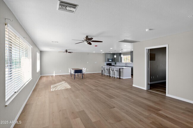 Building Photo - 1326 E Wier Ave