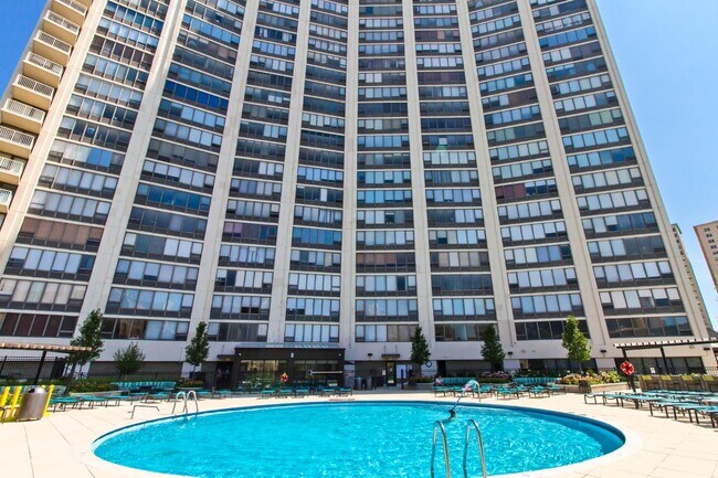 Building Photo - 3930 N Pine Grove Ave