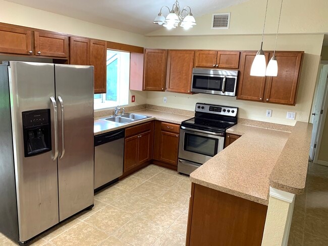 Foto del edificio - 7055 Lassen Ave