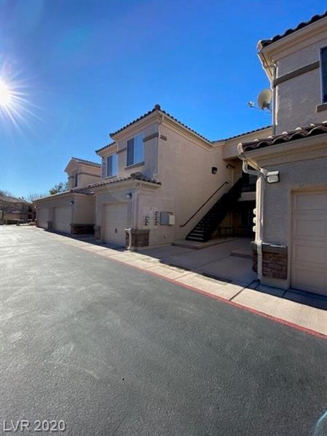 Building Photo - One bedroom Townhome with attached garage!