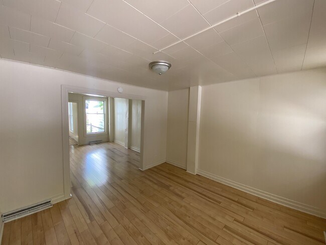 Building Photo - 313 E Burd St