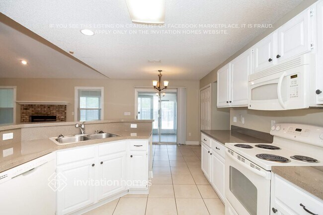 Foto del edificio - 6896 Plum Lake Dr E