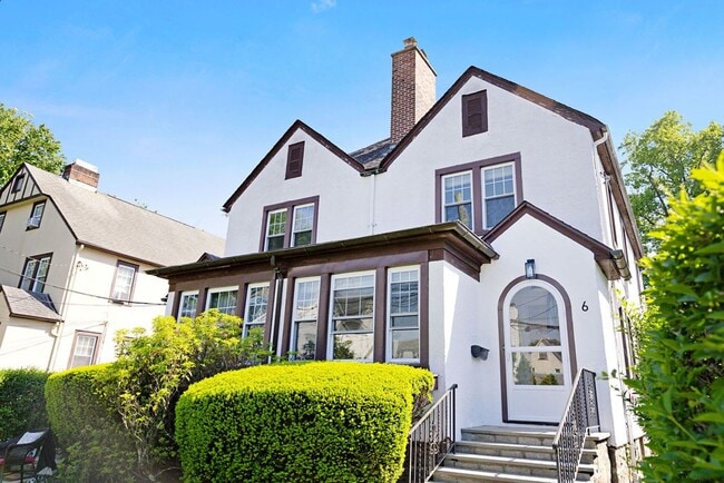 Building Photo - Renovated Home!