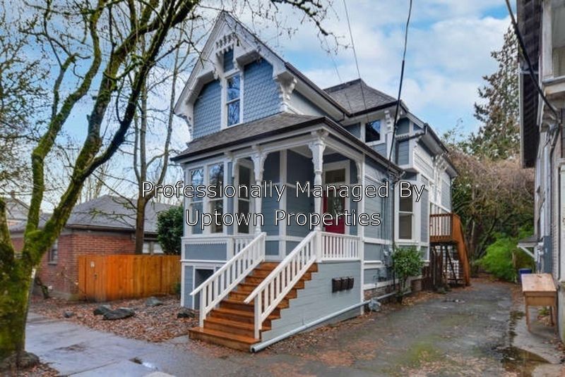Primary Photo - 3 Bed/1 Bath in Beautiful Victorian Triplex