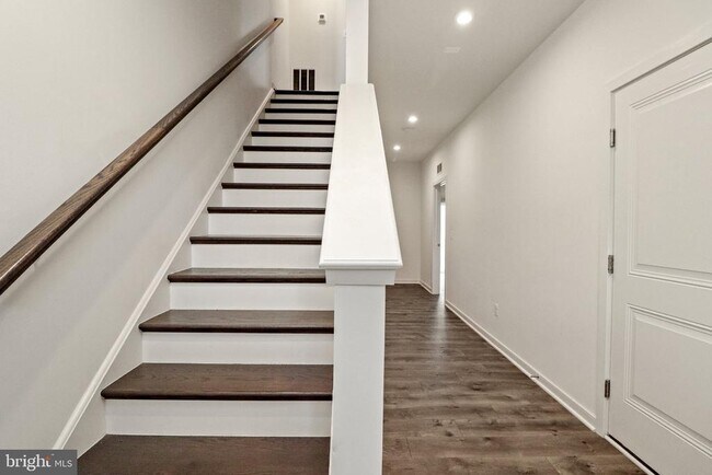 Building Photo - 402 Honeyberry Ln