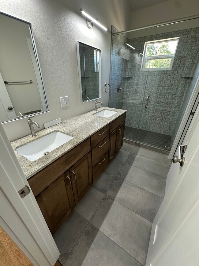 Mueble de baño con lavabo doble - 918 N El Paso St