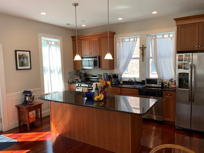 Building Photo - 49 Cedar St