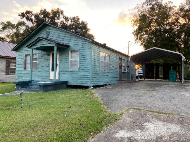 Building Photo - 1120 S Railroad Ave