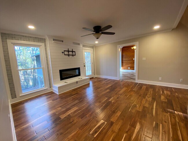 Building Photo - Unique Home in Perry